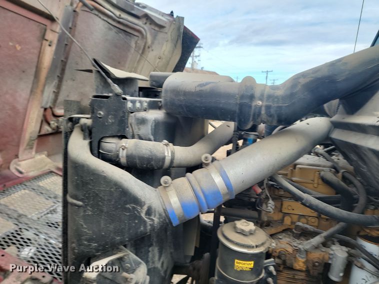 image for item KT9995 2001 International 2674  oil distributor truck