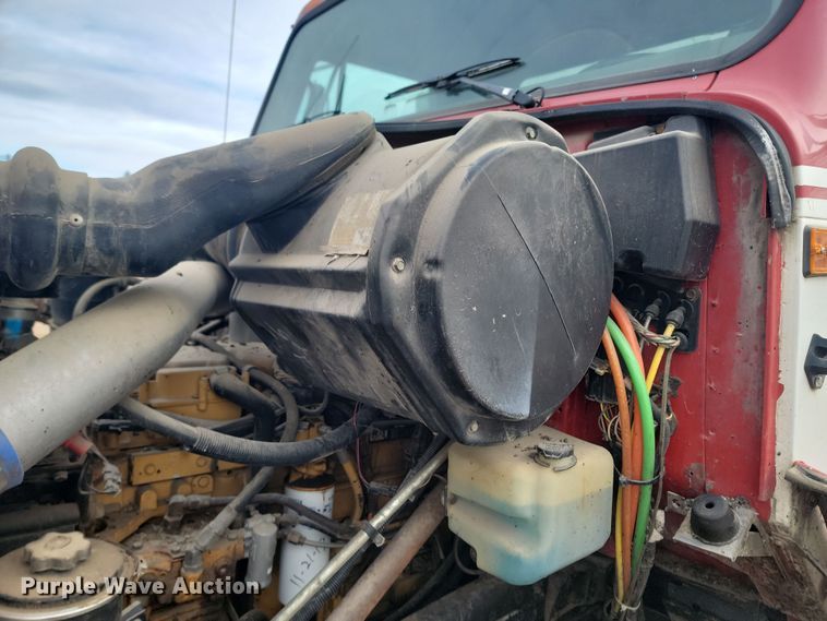 image for item KT9995 2001 International 2674  oil distributor truck