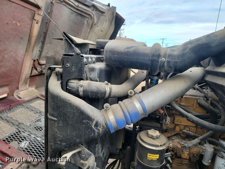 image for item KT9995 2001 International 2674  oil distributor truck