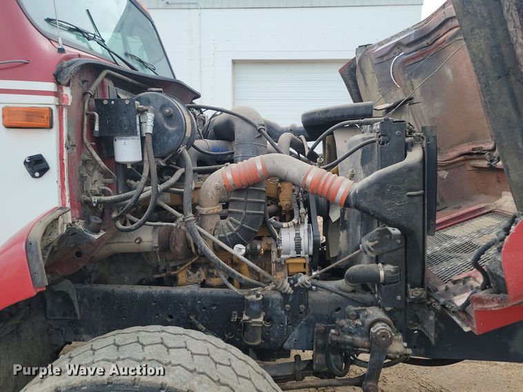 image for item KT9995 2001 International 2674  oil distributor truck