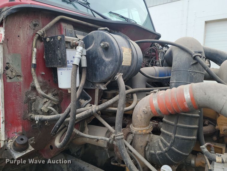 image for item KT9995 2001 International 2674  oil distributor truck