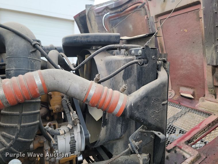 image for item KT9995 2001 International 2674  oil distributor truck