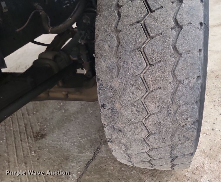 image for item KT9995 2001 International 2674  oil distributor truck