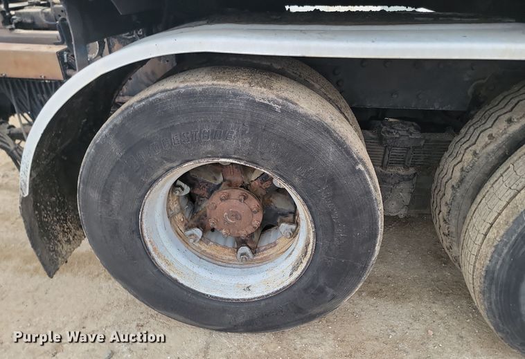 image for item KT9995 2001 International 2674  oil distributor truck