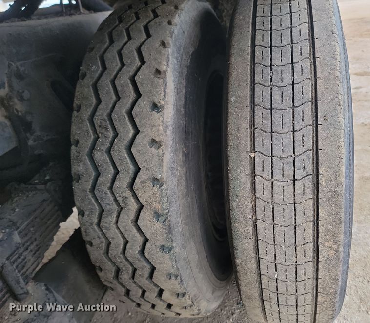 image for item KT9995 2001 International 2674  oil distributor truck