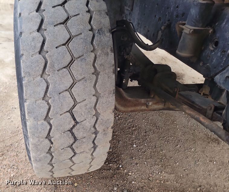 image for item KT9995 2001 International 2674  oil distributor truck