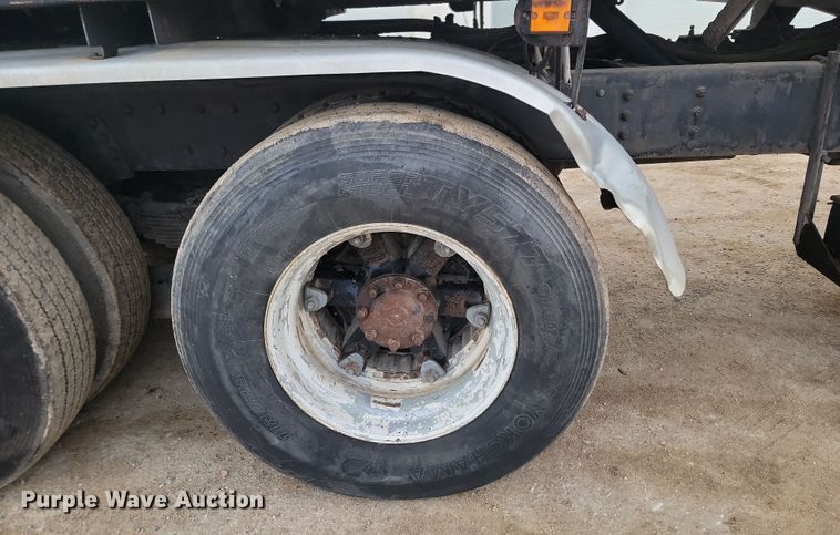 image for item KT9995 2001 International 2674  oil distributor truck