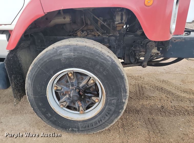 image for item KT9995 2001 International 2674  oil distributor truck