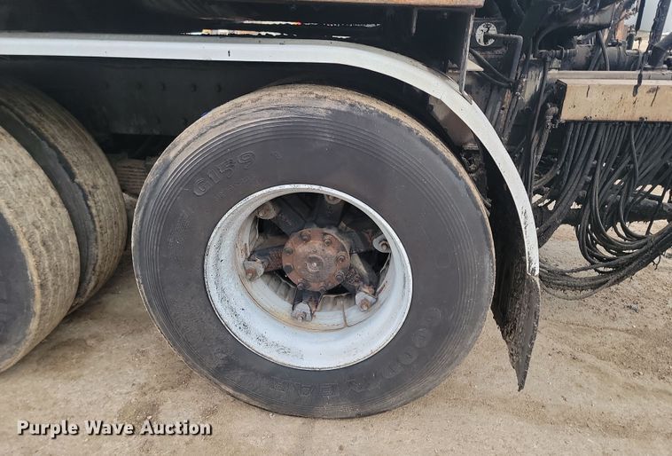 image for item KT9995 2001 International 2674  oil distributor truck