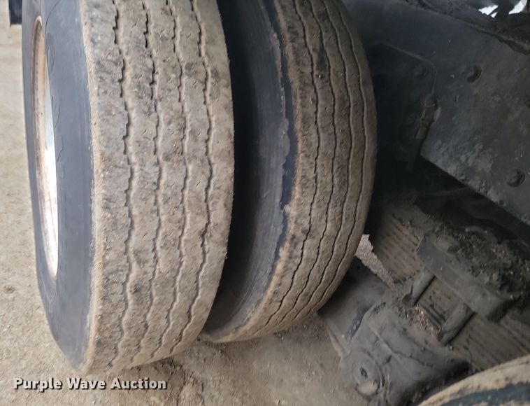 image for item KT9995 2001 International 2674  oil distributor truck