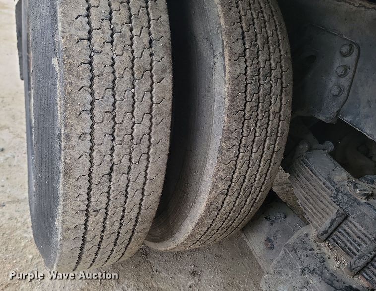 image for item KT9995 2001 International 2674  oil distributor truck