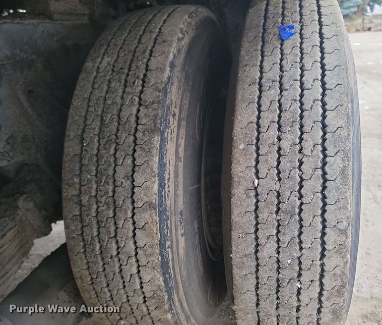 image for item KT9995 2001 International 2674  oil distributor truck