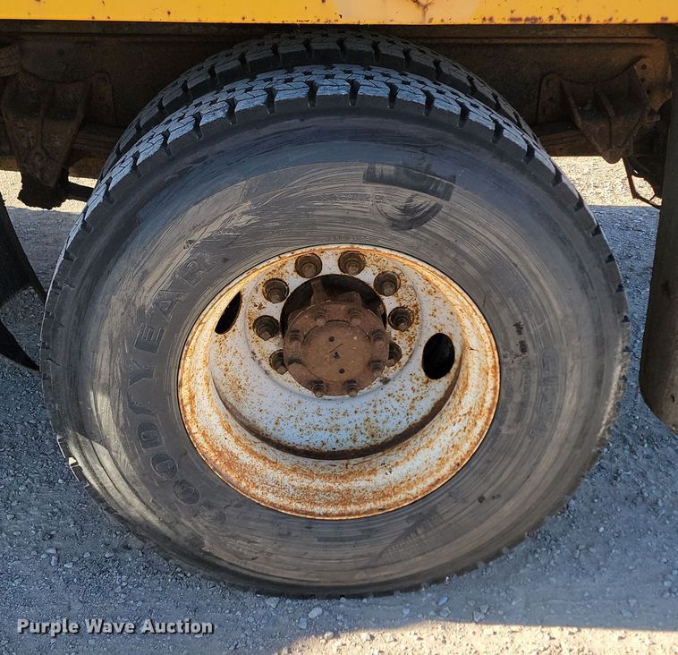 image for item KU9035 1995 International  4700 dump truck