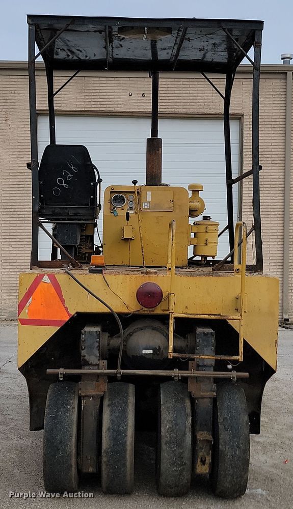 image for item KU9069 Galion P3500A  pneumatic roller