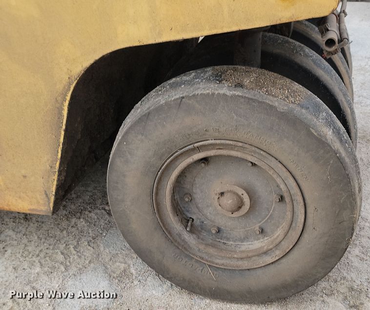 image for item KU9069 Galion P3500A  pneumatic roller