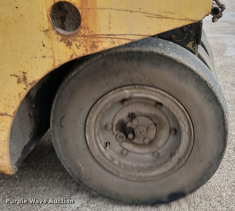 image for item KU9069 Galion P3500A  pneumatic roller