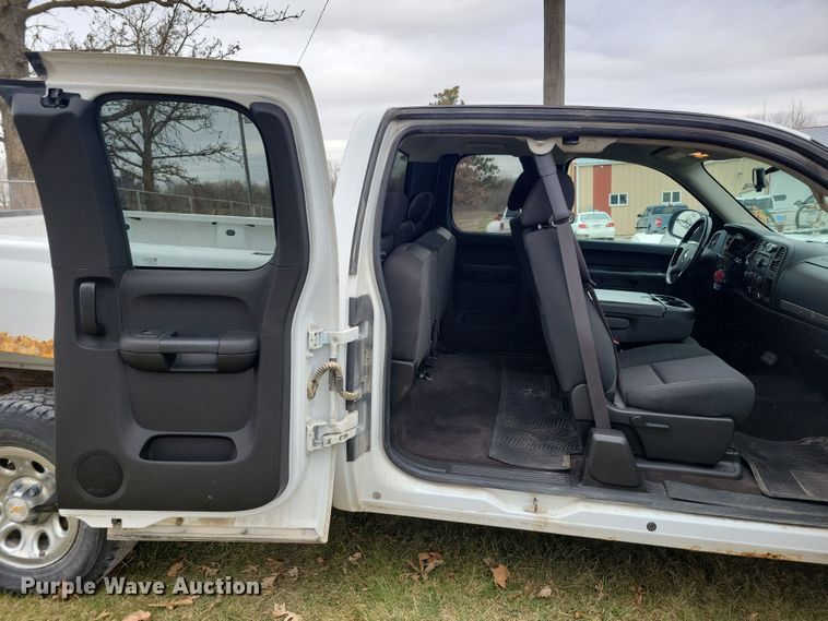 image for item LC9388 2013 Chevrolet Silverado 1500  Ext. Cab pickup truck