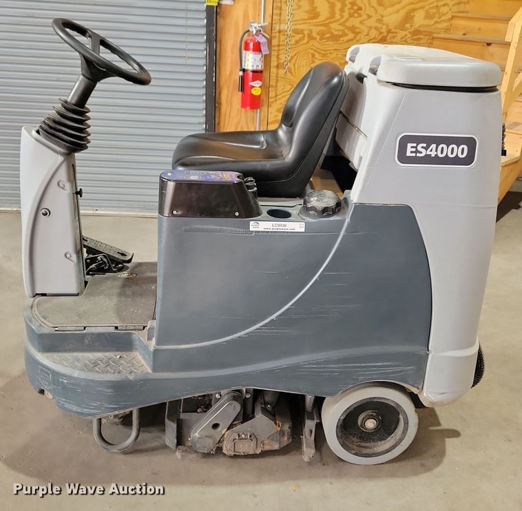 image for item LC9436 Nilfisk ES4000  carpet extractor