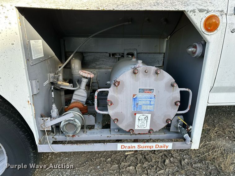 image for item LK9668 1989 Ford F450 Super Duty  fuel truck