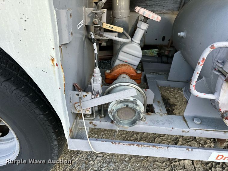 image for item LK9668 1989 Ford F450 Super Duty  fuel truck