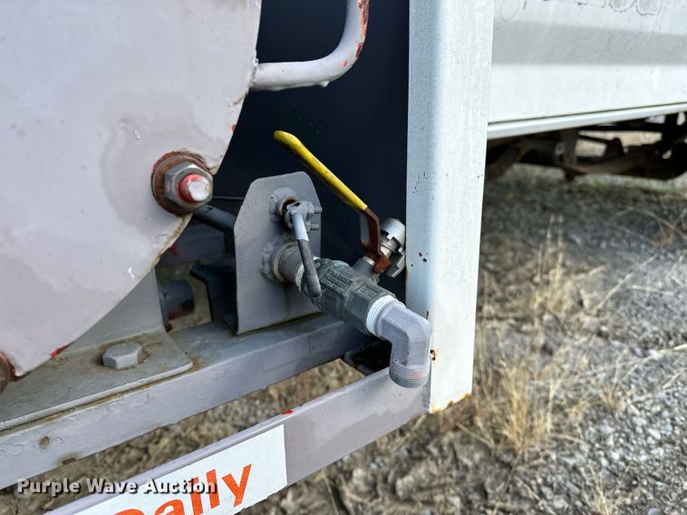 image for item LK9668 1989 Ford F450 Super Duty  fuel truck