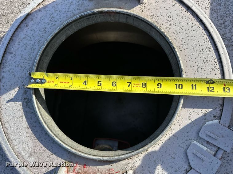 image for item LK9668 1989 Ford F450 Super Duty  fuel truck