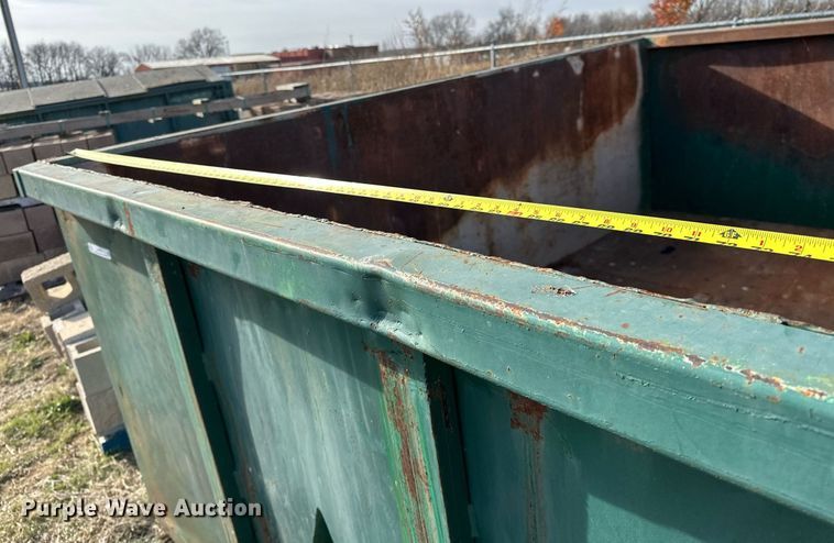 image for item LK9675 Roll-off dumpster