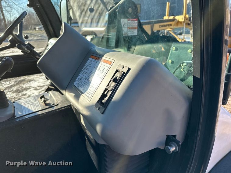 image for item LO9427 2016 Bobcat ToolCat 5610  utility vehicle