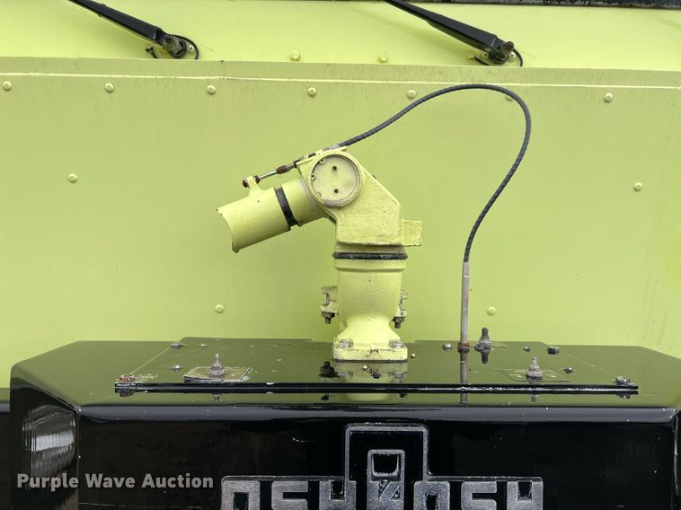 image for item MI9028 1993 Oshkosh TB 1500  fire truck