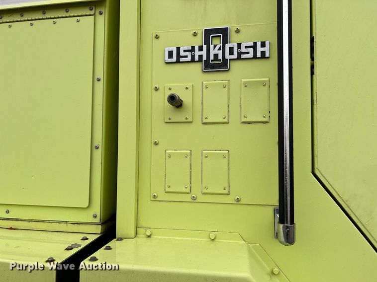 image for item MI9028 1993 Oshkosh TB 1500  fire truck