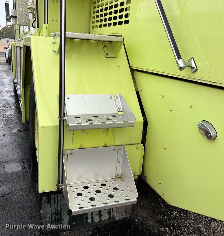 image for item MI9028 1993 Oshkosh TB 1500  fire truck