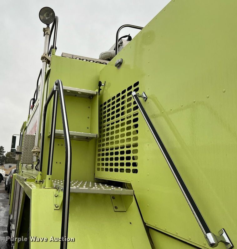 image for item MI9028 1993 Oshkosh TB 1500  fire truck