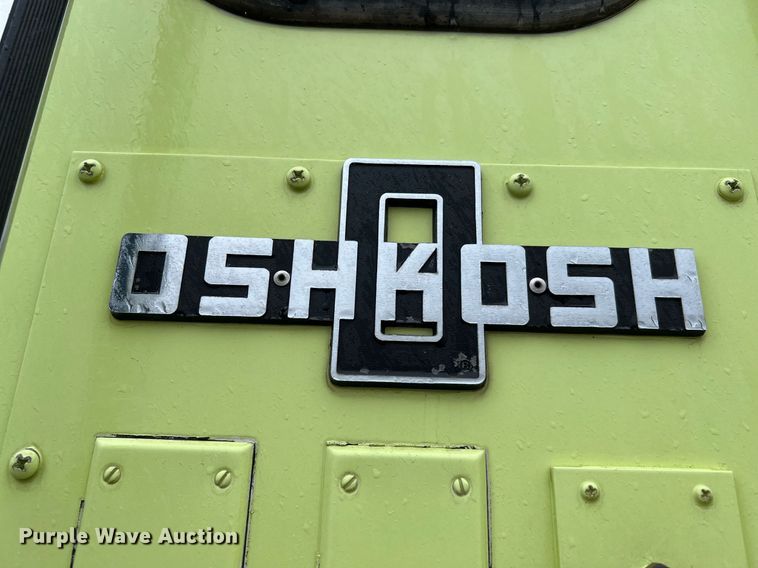 image for item MI9028 1993 Oshkosh TB 1500  fire truck