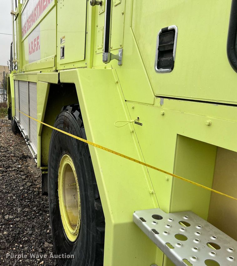 image for item MI9028 1993 Oshkosh TB 1500  fire truck