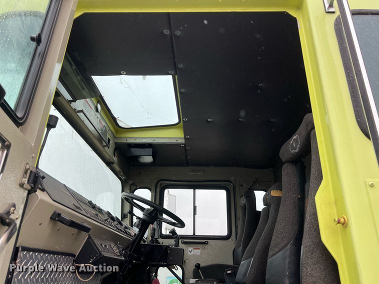 image for item MI9028 1993 Oshkosh TB 1500  fire truck