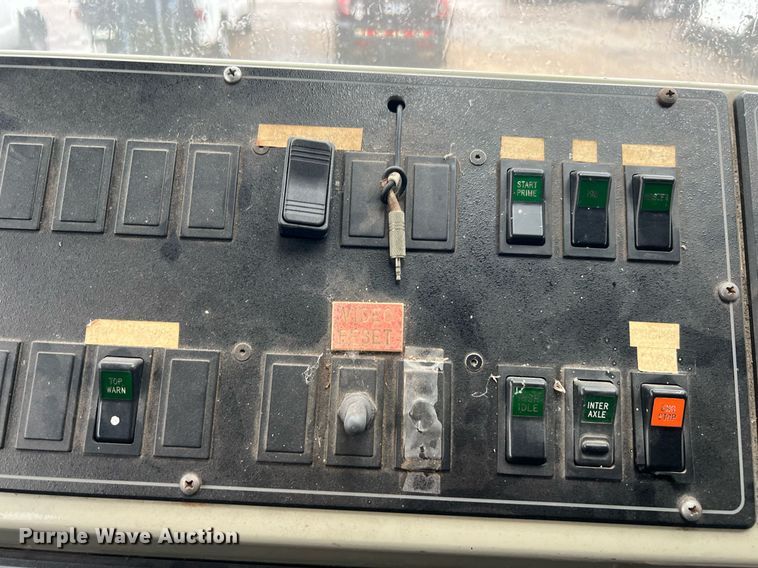 image for item MI9028 1993 Oshkosh TB 1500  fire truck