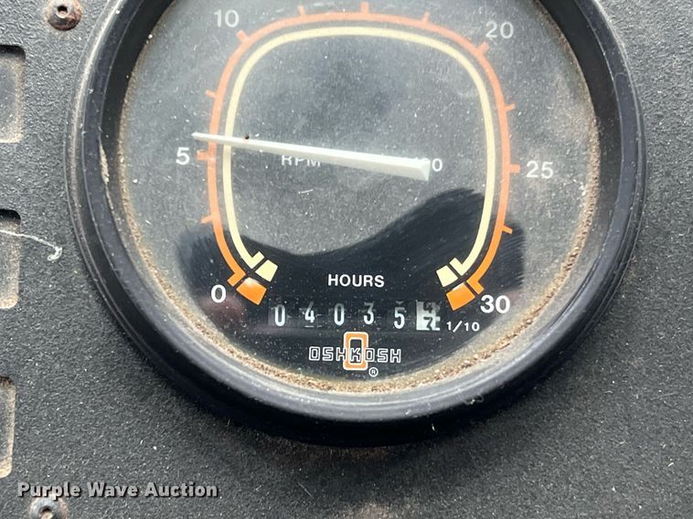 image for item MI9028 1993 Oshkosh TB 1500  fire truck