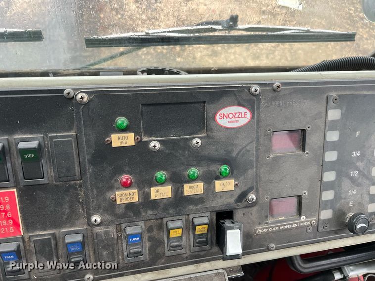 image for item MI9028 1993 Oshkosh TB 1500  fire truck