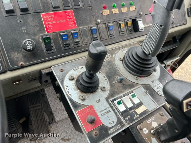 image for item MI9028 1993 Oshkosh TB 1500  fire truck