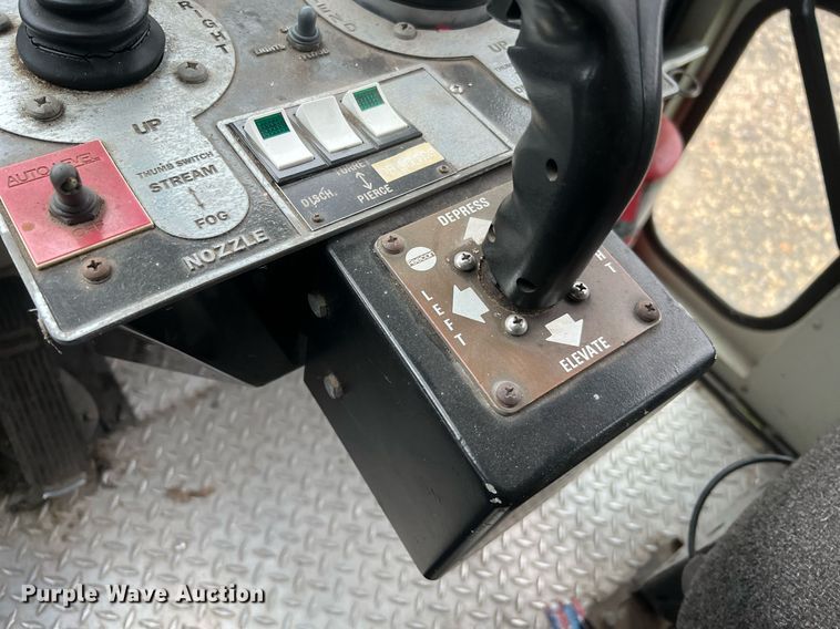 image for item MI9028 1993 Oshkosh TB 1500  fire truck