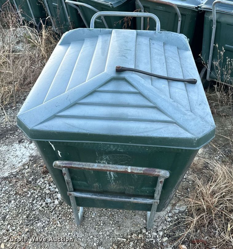 image for item NM9102 Approximately 50 trash carts