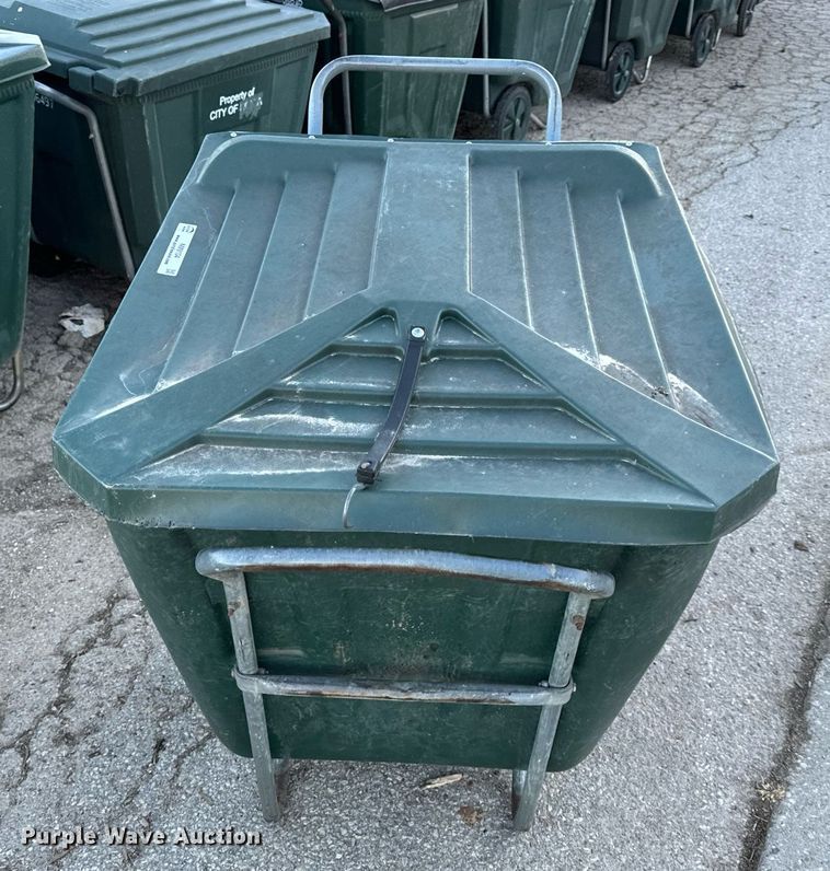 image for item NM9104 Approximately 50 trash carts