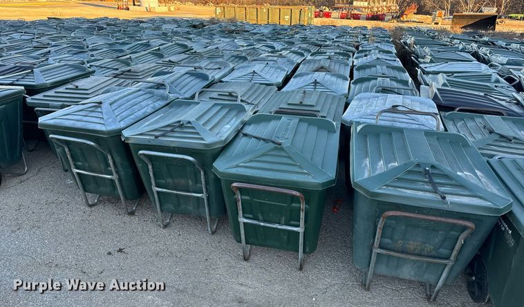 image for item NM9105 Approximately 50 trash carts