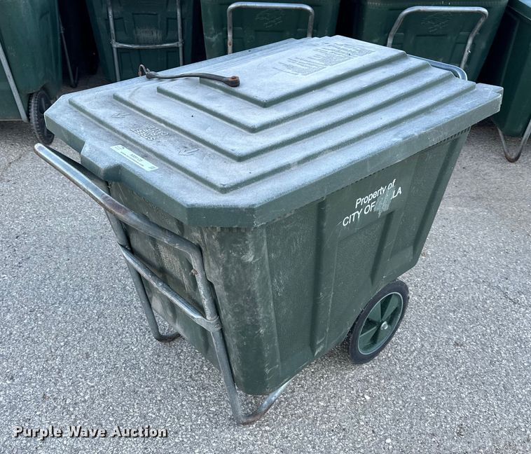 image for item NM9105 Approximately 50 trash carts