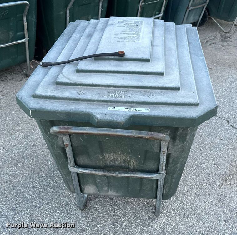 image for item NM9105 Approximately 50 trash carts