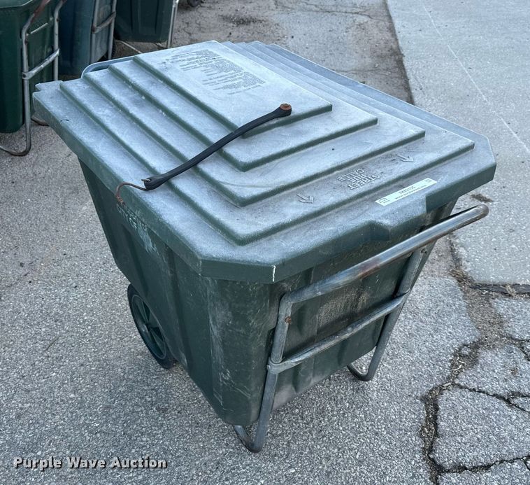 image for item NM9105 Approximately 50 trash carts
