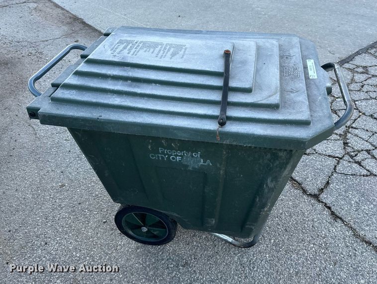 image for item NM9105 Approximately 50 trash carts