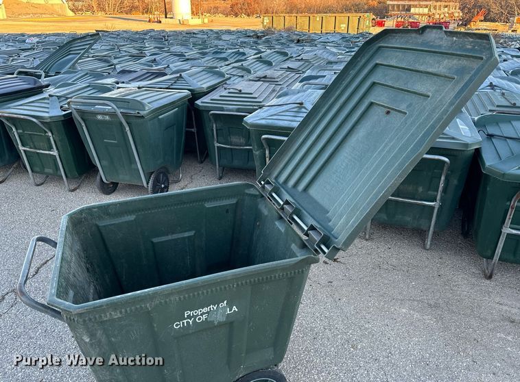 image for item NM9105 Approximately 50 trash carts