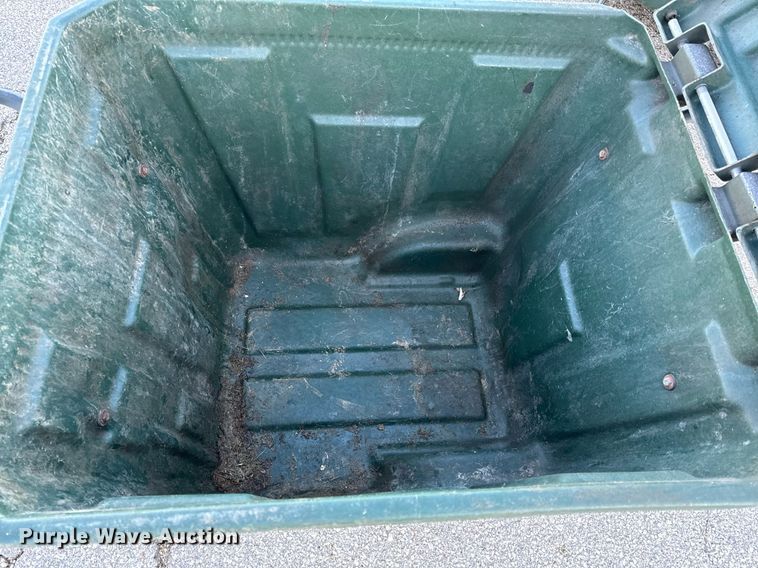 image for item NM9105 Approximately 50 trash carts