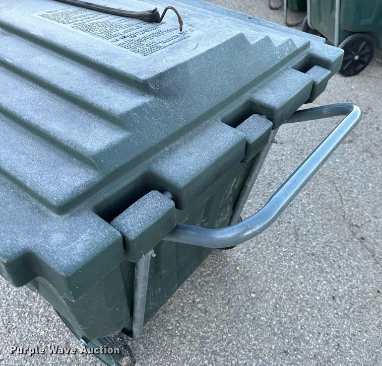 image for item NM9105 Approximately 50 trash carts